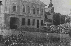 1903     Heiligenkreuz - Neubau des Hauses Nr. 3 anstelle des alten Brennerhauses durch Franz Gratzer - Gasthaustrakt und Hinterer Trakt bereits fertig, in der Mitte steht noch ein Teil des alten Brenner Hauses