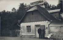Heiligenkreuz - Kaffeehaus "Zur Schmiede" (Klenert), darunter Bürgermeister Alexander Santulik jun. um 1927 (Foto aus Besitz Martha Rössler)